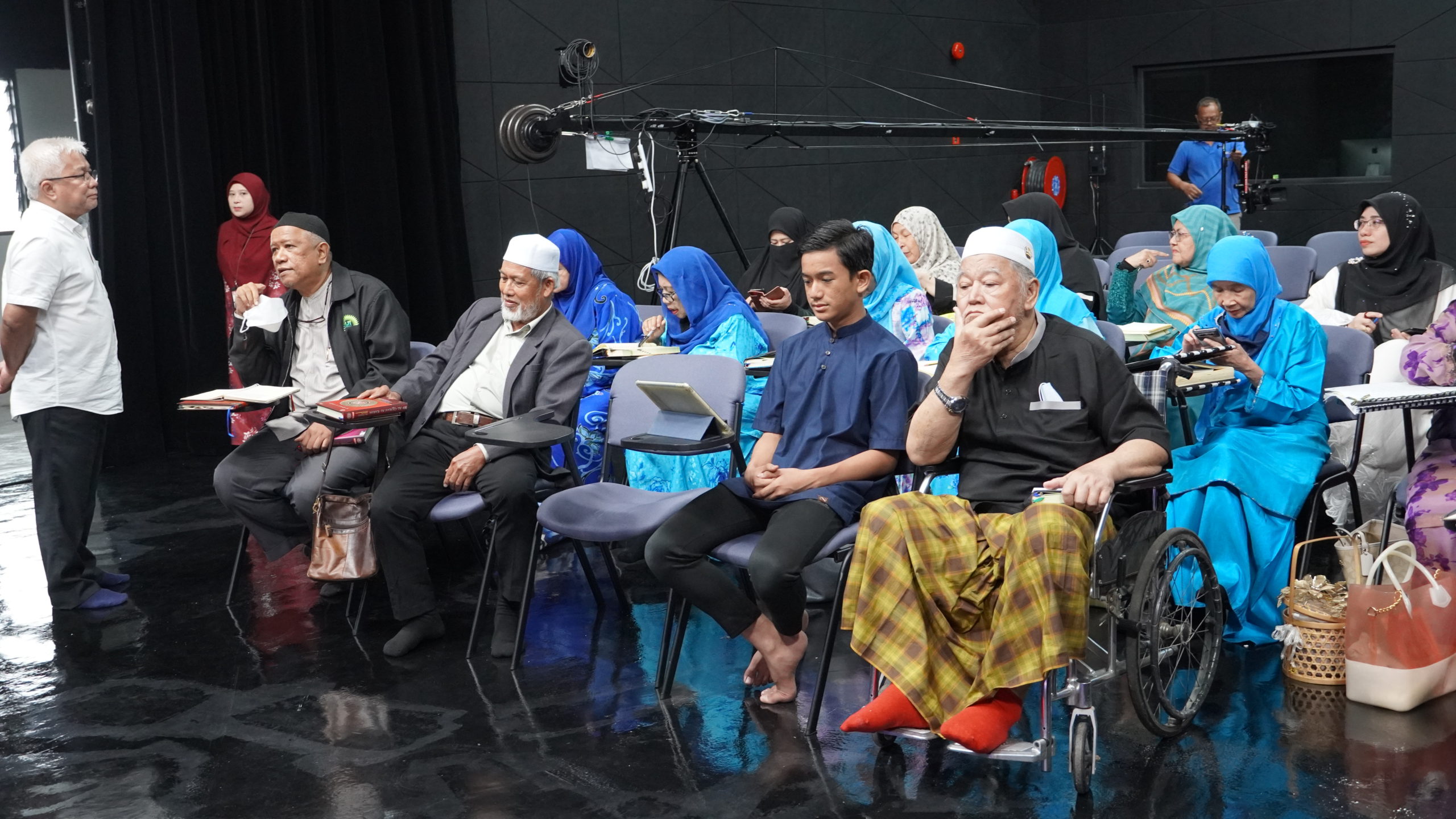 Datuk Hussamuddin berbual mesra dengan penonton sebelum sesi penggambaran MQT dimulakan.