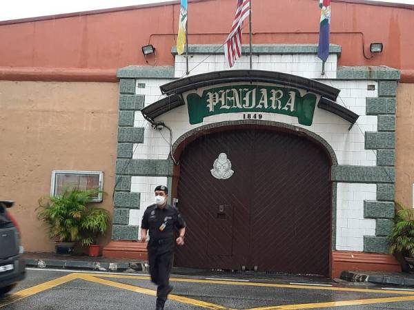 Polis nafi tutup jalan di Penjara Reman Pulau Pinang