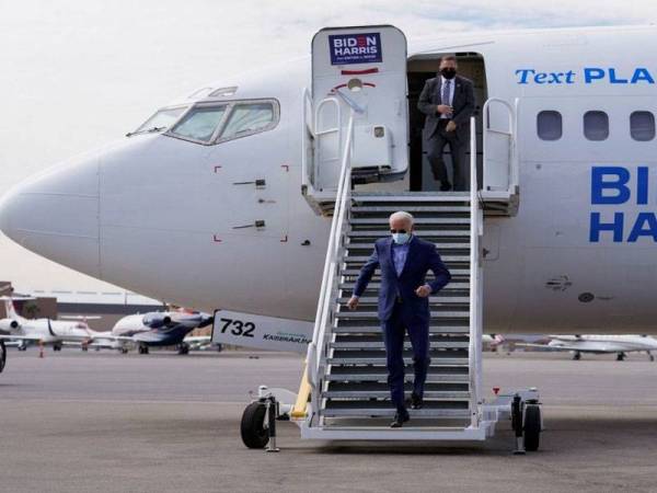 Petugas dalam pesawat bawa Joe Biden positif Covid-19