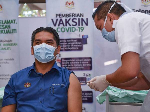 Mohd Radzi, empat guru terima suntikan vaksin Covid-19