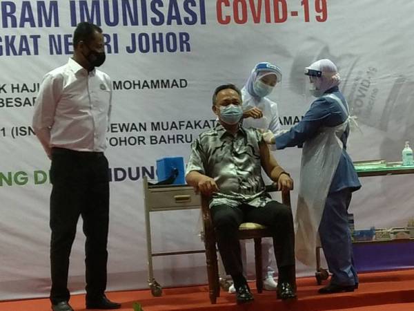 Hasni individu pertama di Johor disuntik vaksin Covid-19