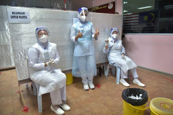 Pengamal media di Labuan antara kumpulan pertama terima vaksin