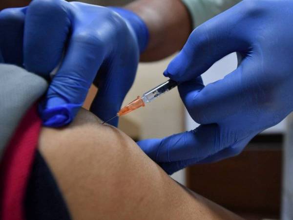 3.5 peratus penerima vaksin alami kesan sampingan: Dr Adham