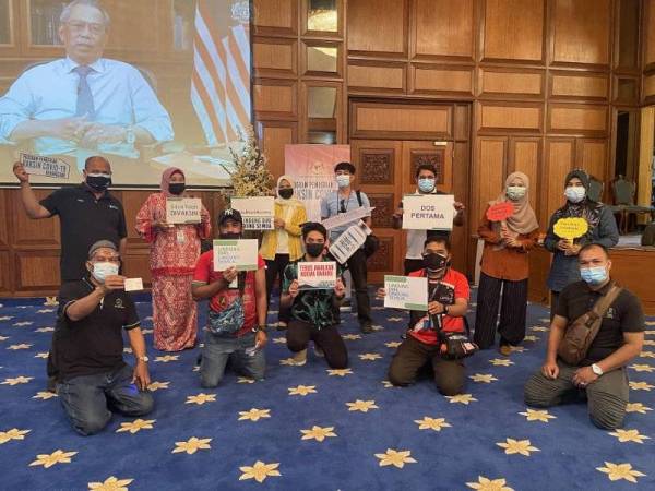 Petugas media Kelantan terima dos pertama vaksin