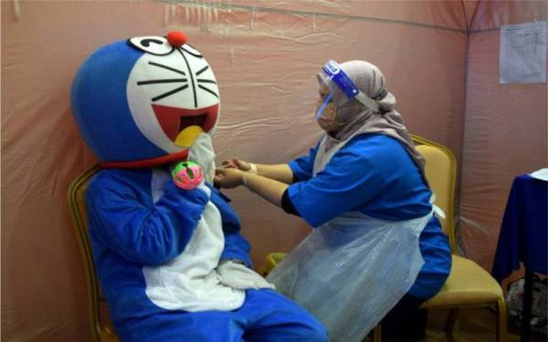 ‘Gadis Doraemon’ terima vaksin ceriakan petugas, orang ramai