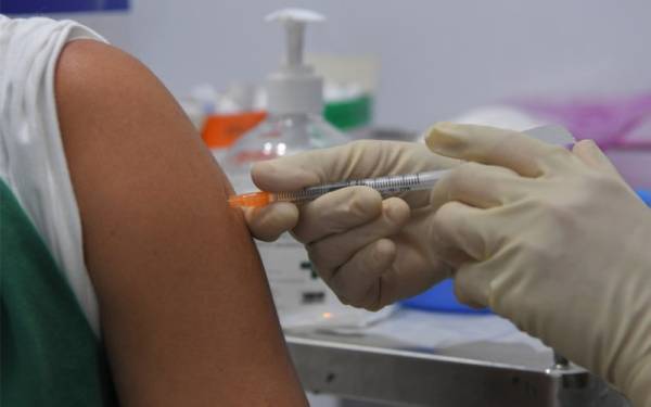Suntikan vaksin remaja di Labuan, Lembah Klang diberikan selepas Sarawak