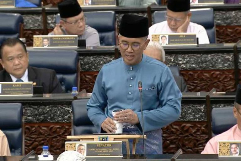Tengku Zafrul lapan kali minum air ketika bentang Bajet 2023