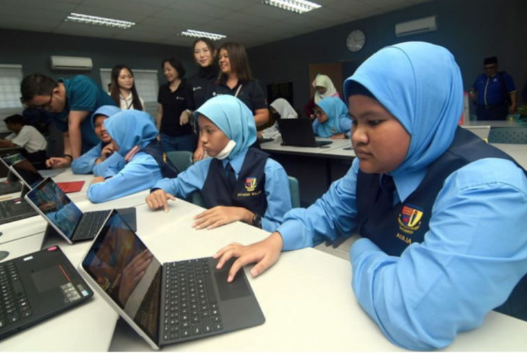 Kerajaan bekal 50,000 komputer riba kepada sekolah